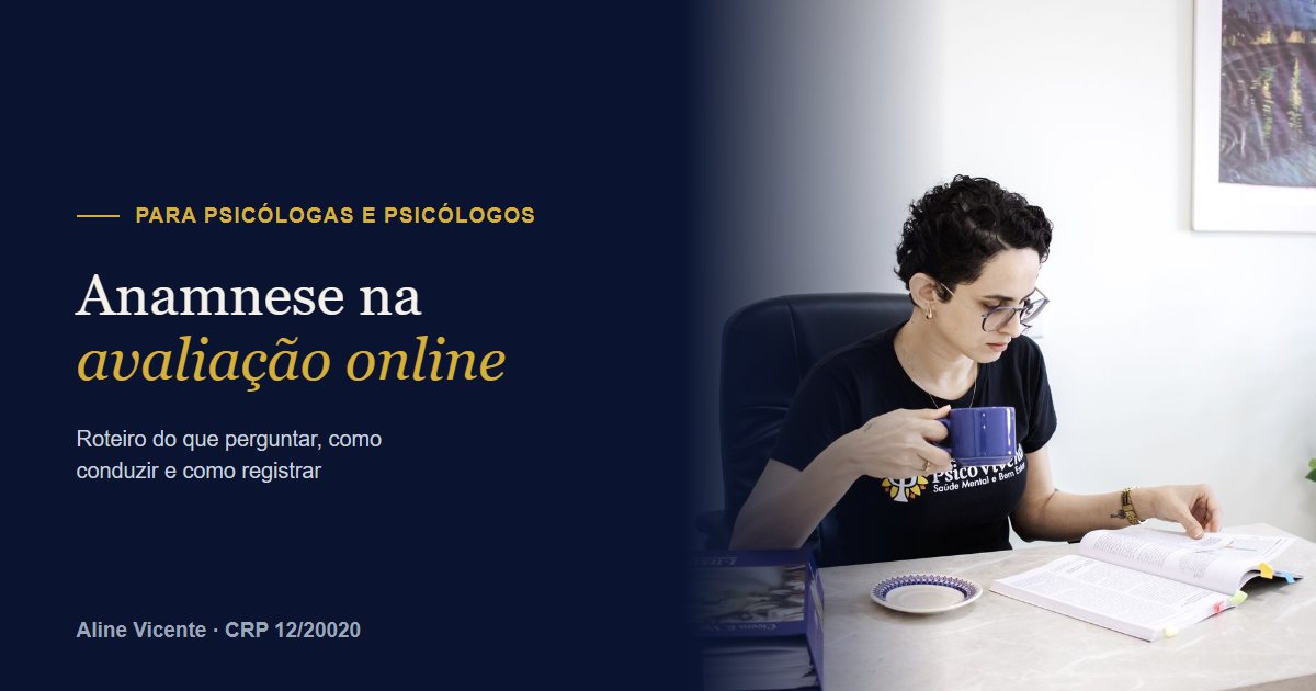 Aline Vicente lendo anotações em sua mesa, com uma xícara na mão, ao lado do título: Anamnese na avaliação online
