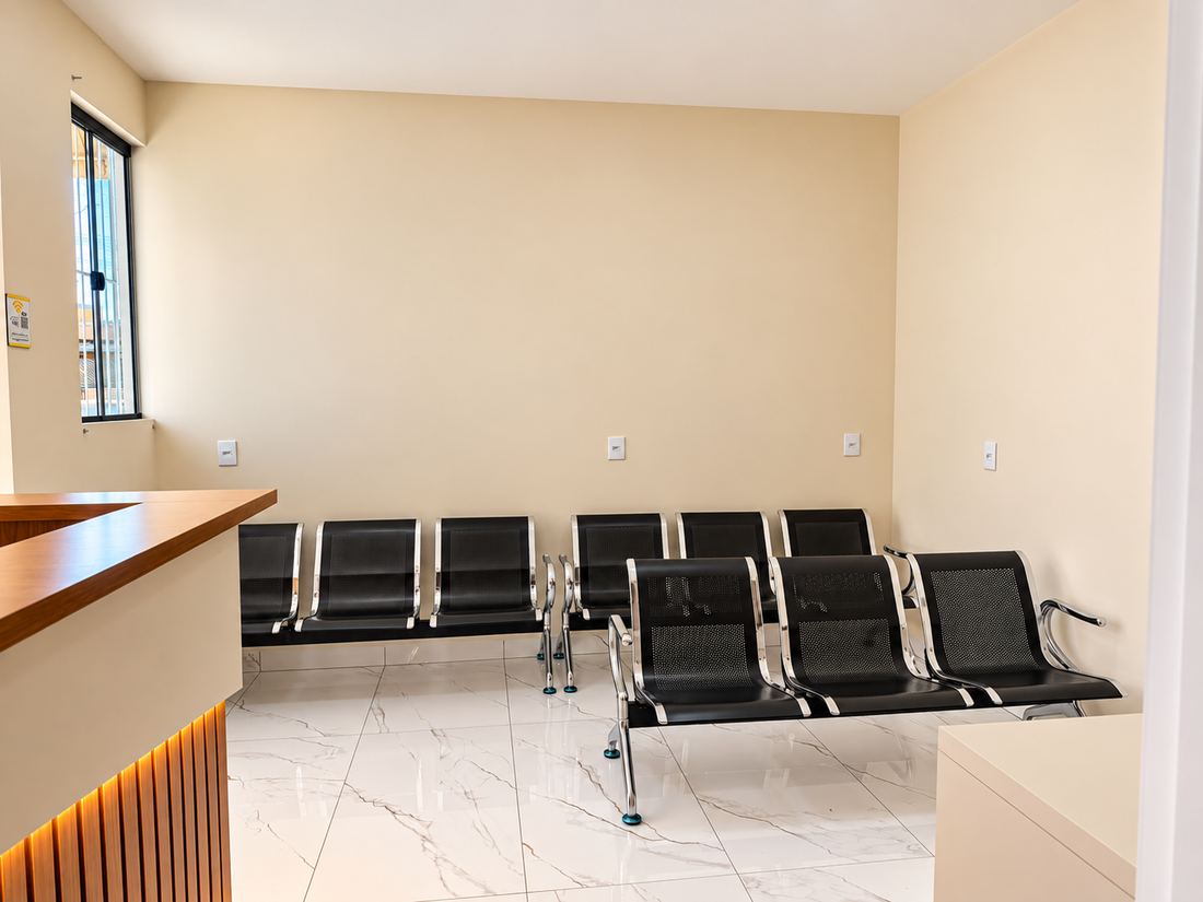 Sala de espera da clínica com assentos para pacientes e acompanhantes