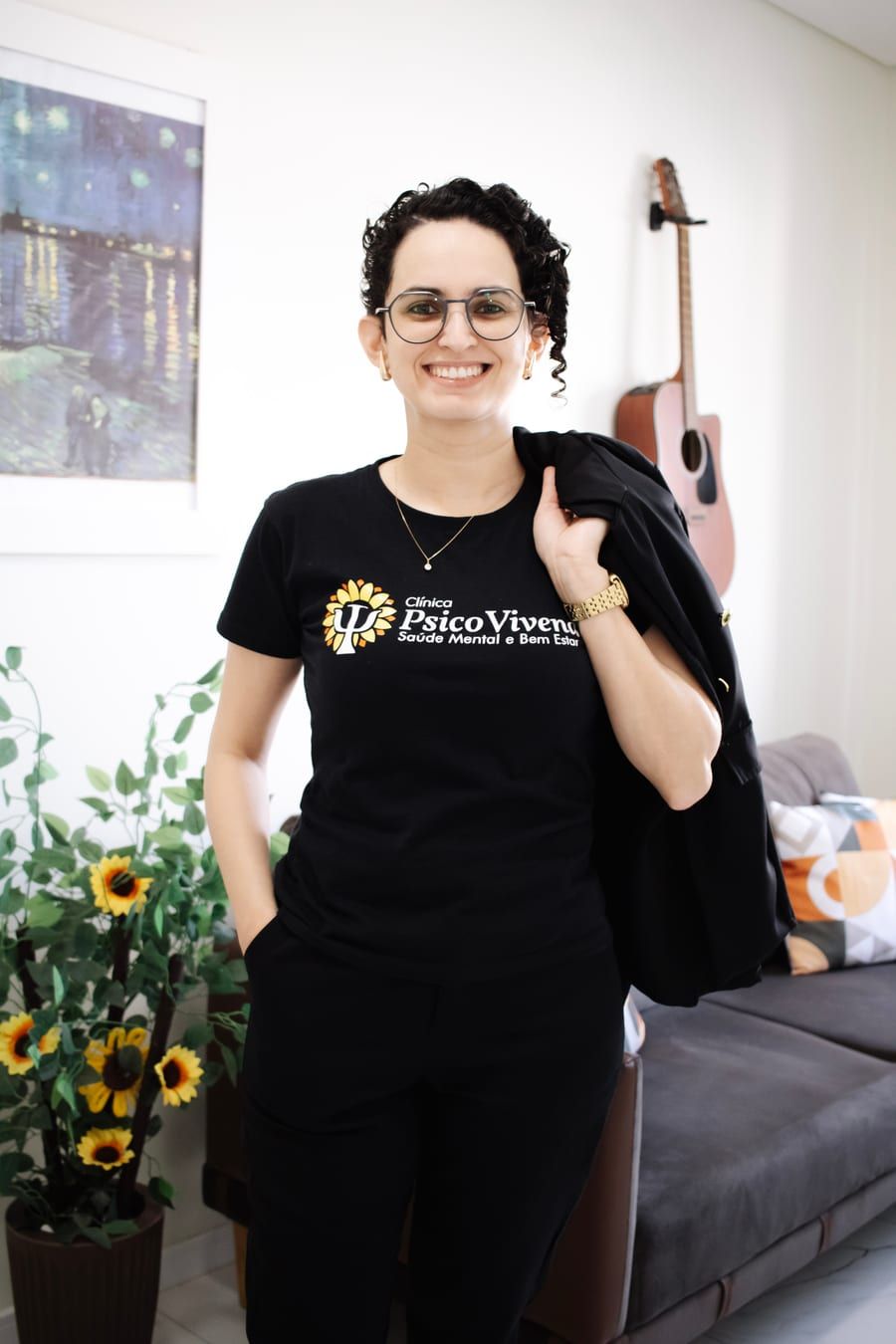 Aline Vicente sorrindo em seu consultório