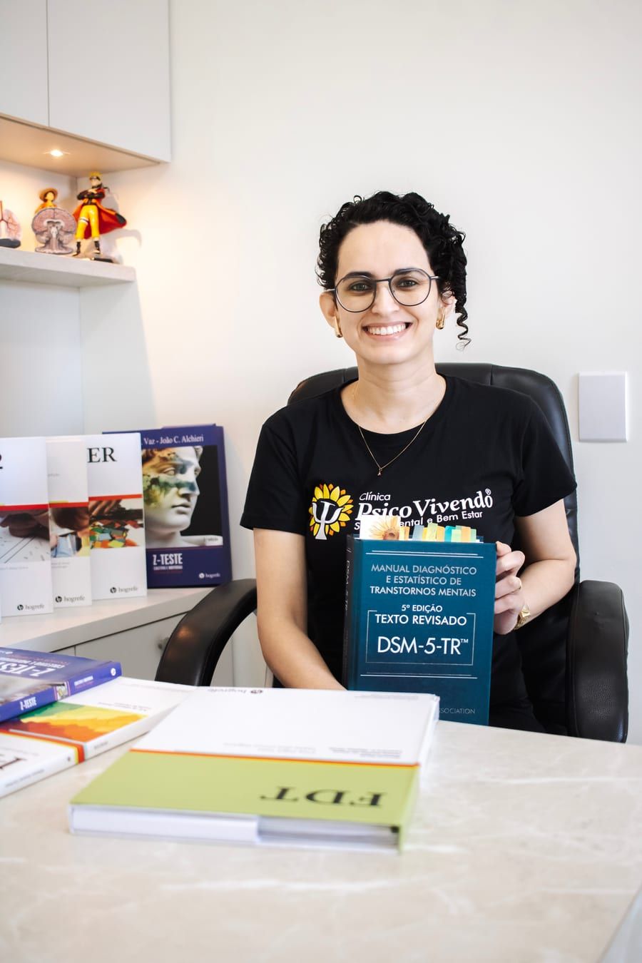 Aline Vicente segurando o DSM-5-TR